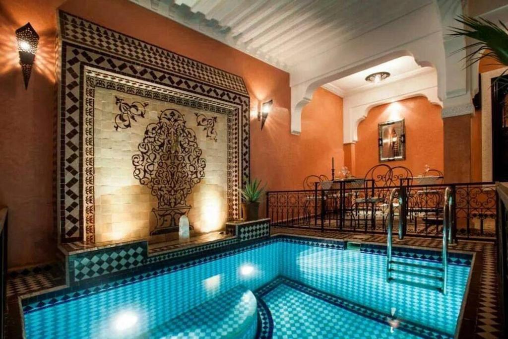 - une piscine dans un bâtiment orné dans l'établissement Riad Mounlight, à Marrakech