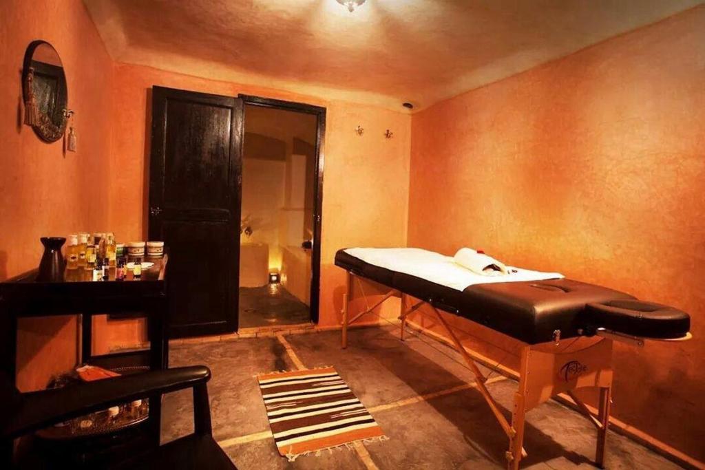 une chambre avec un lit dans le coin d'une pièce dans l'établissement Riad Mounlight, à Marrakech