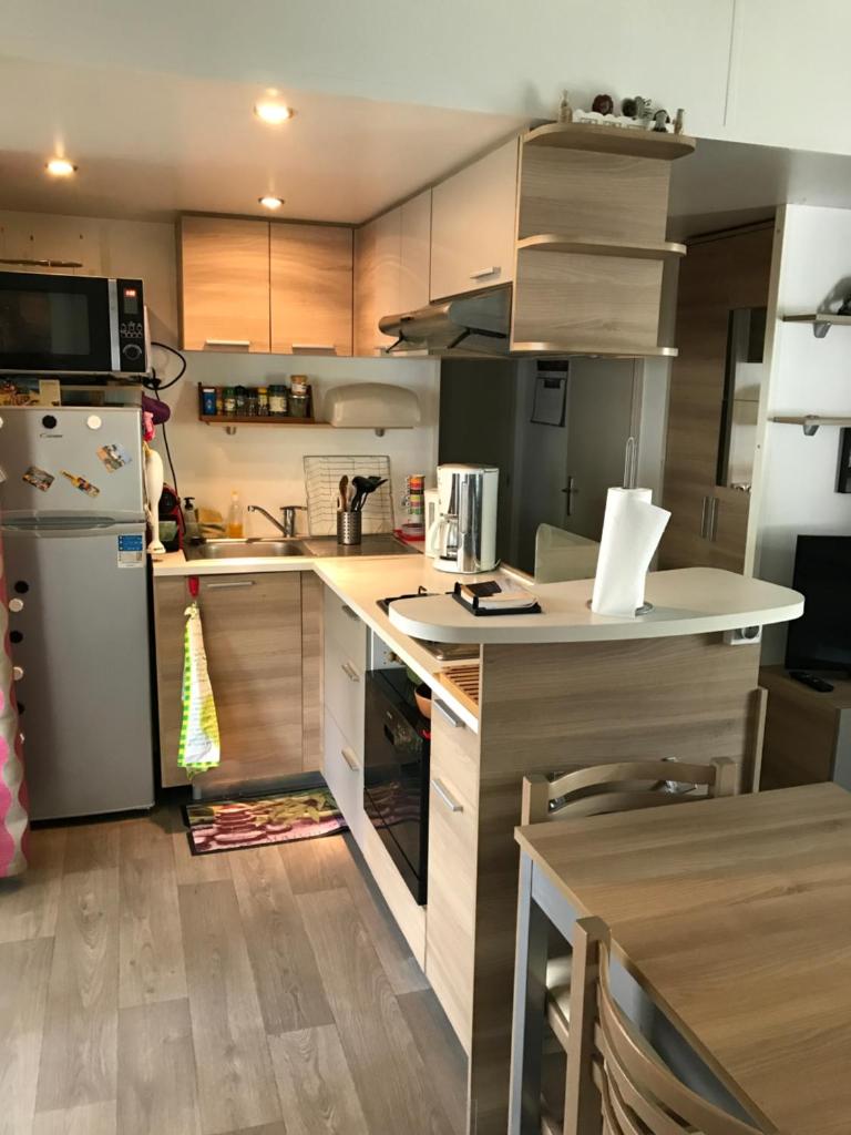 une cuisine avec un réfrigérateur et un plan de travail dans l'établissement ESTEREL le Montourey FRÉJUS, à Fréjus
