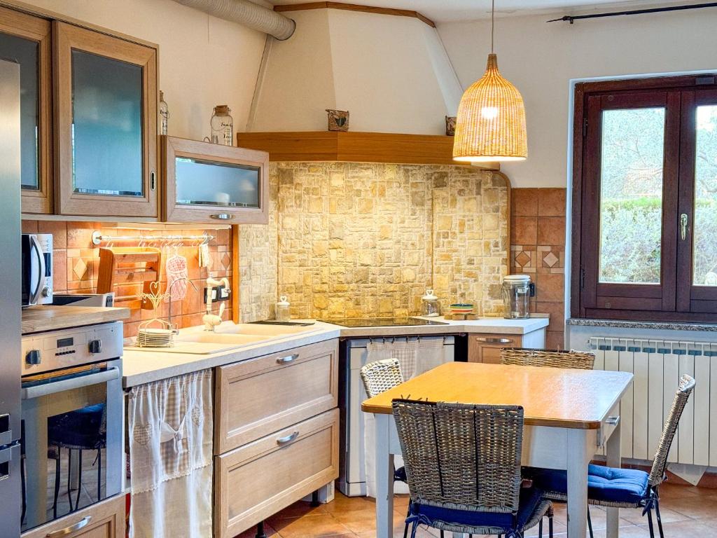 une cuisine avec une table et des chaises en bois dans l'établissement Casa dello Psiconauta - Atelier con giardino mediterraneo, à San Vito Chietino