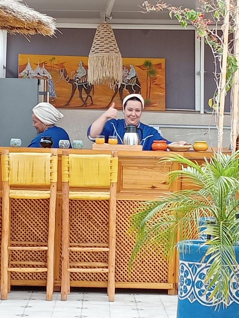 une femme assise à une table dans un restaurant dans l'établissement Riad Les Gazelles D'Orient Marrakech, à Marrakech 37 autres photos