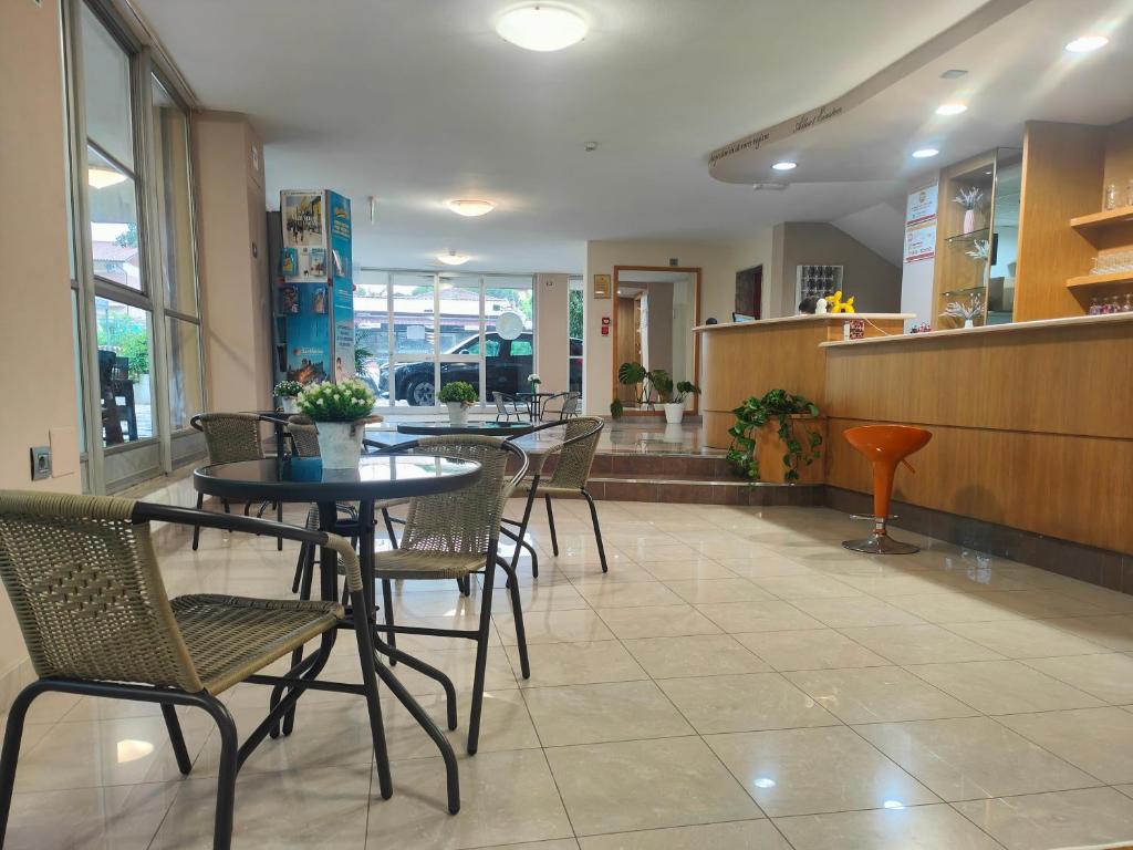 une salle à manger avec des tables et des chaises dans un restaurant dans l'établissement Hotel Ben Hur, à Cesenatico