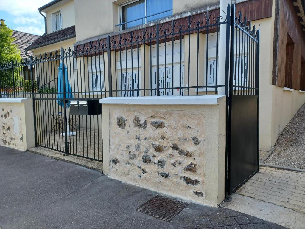 Plain-pied 80 m2 dans maison, parking privé gratuit, gare directe Paris 6