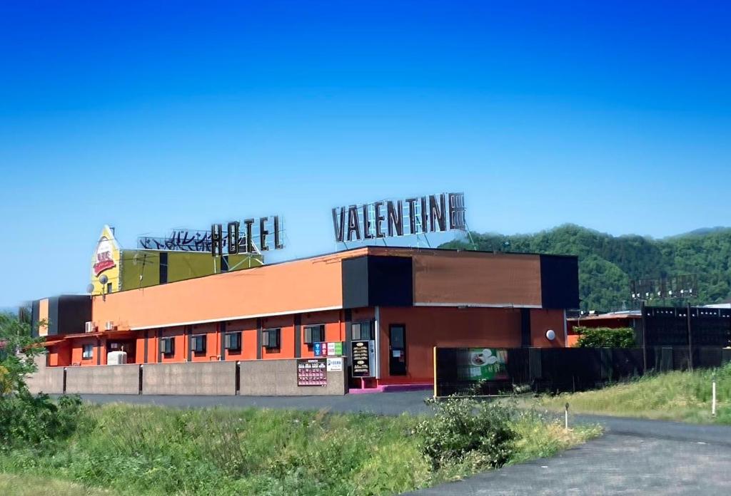 un bâtiment avec une enseigne au sommet dans l'établissement Hotel Valentine (Adult Only)/Vacation STAY　A館, à Tottori