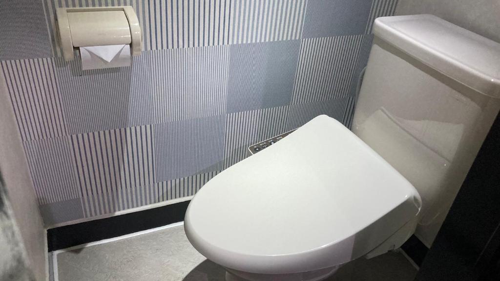 - une salle de bains avec des toilettes blanches dans une cabine dans l'établissement Hotel Valentine (Adult Only)/Vacation STAY　A館, à Tottori