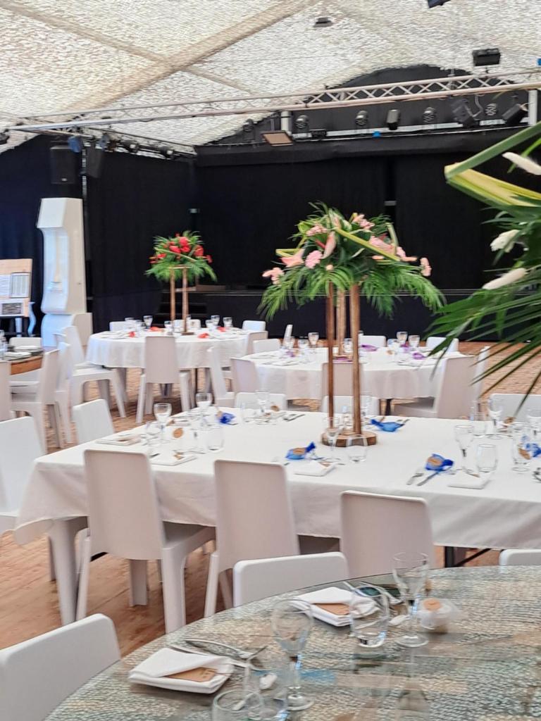 une pièce avec des tables et des chaises blanches avec des plantes dans l'établissement Domaine de Chantesse, Location de salles et Hebergements, seminaires , accueil de groupes, à Les Veyrières