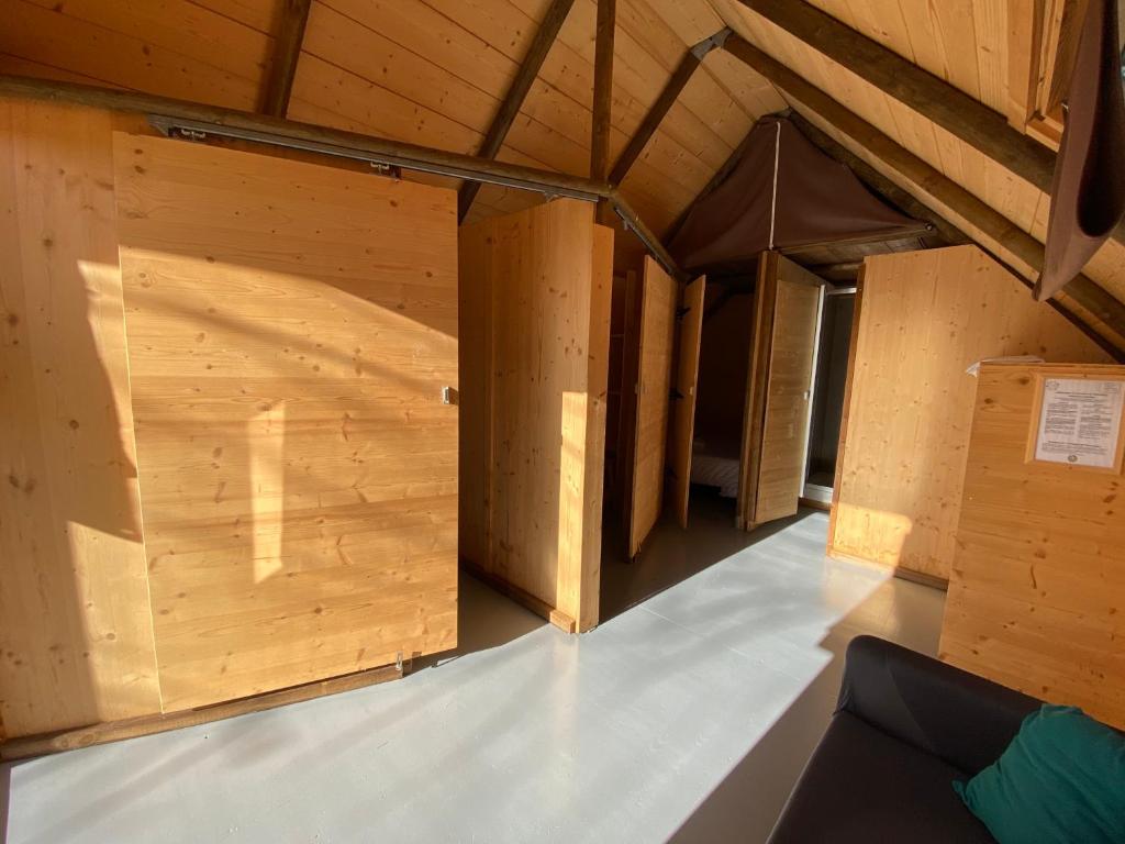 une petite pièce avec des murs et des plafonds en bois dans l'établissement Domaine de Chantesse, Location de salles et Hebergements, seminaires , accueil de groupes, à Les Veyrières