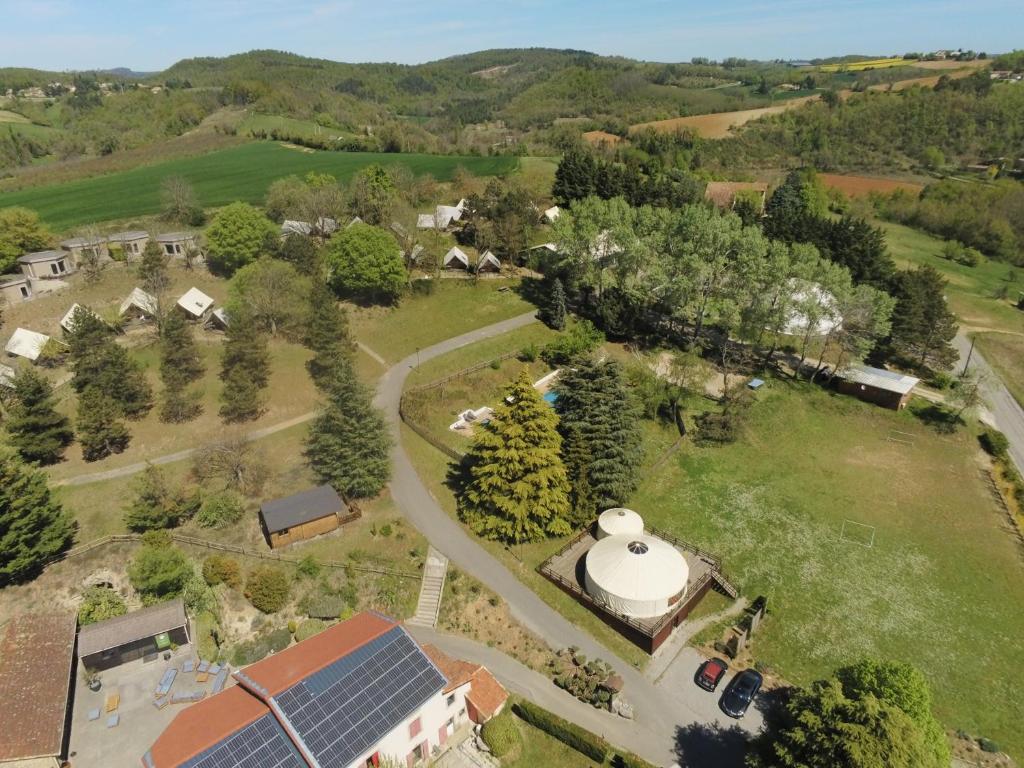 - une vue aérienne sur une maison dotée d'un toit solaire dans l'établissement Domaine de Chantesse, Location de salles et Hebergements, seminaires , accueil de groupes, à Les Veyrières