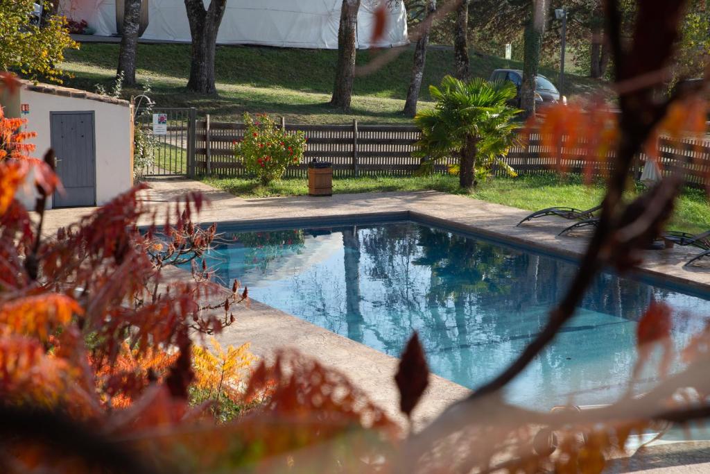 une piscine dans une cour clôturée dans l'établissement Domaine de Chantesse, Location de salles et Hebergements, seminaires , accueil de groupes, à Les Veyrières