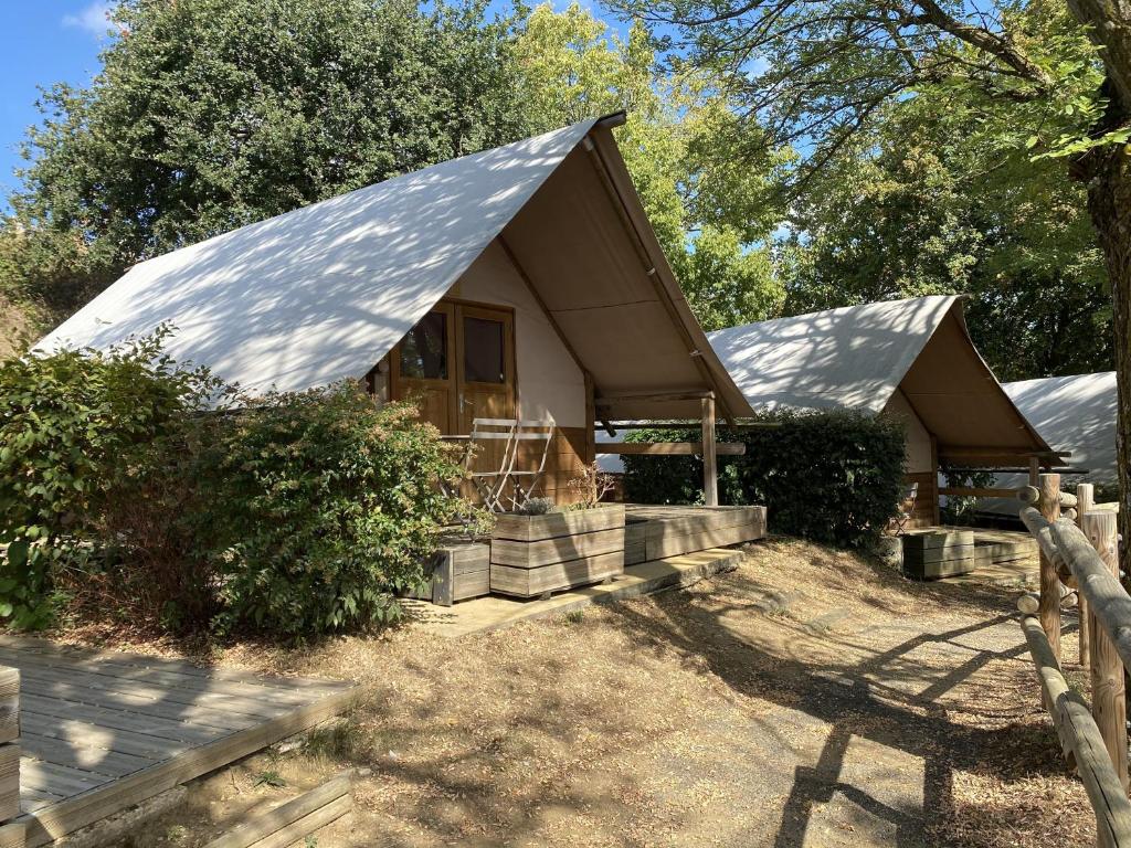 une petite maison avec un toit en étain dans l'établissement Domaine de Chantesse, Location de salles et Hebergements, seminaires , accueil de groupes, à Les Veyrières