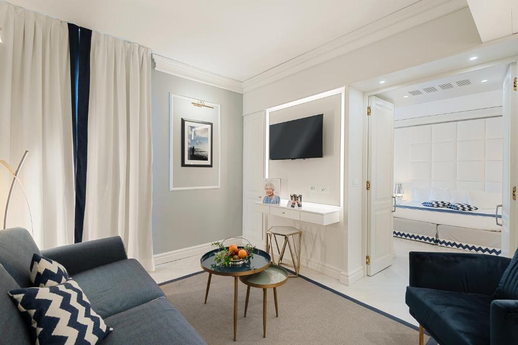 un salon avec un canapé et une table dans l'établissement Hotel Vis à Vis, à Sestri Levante