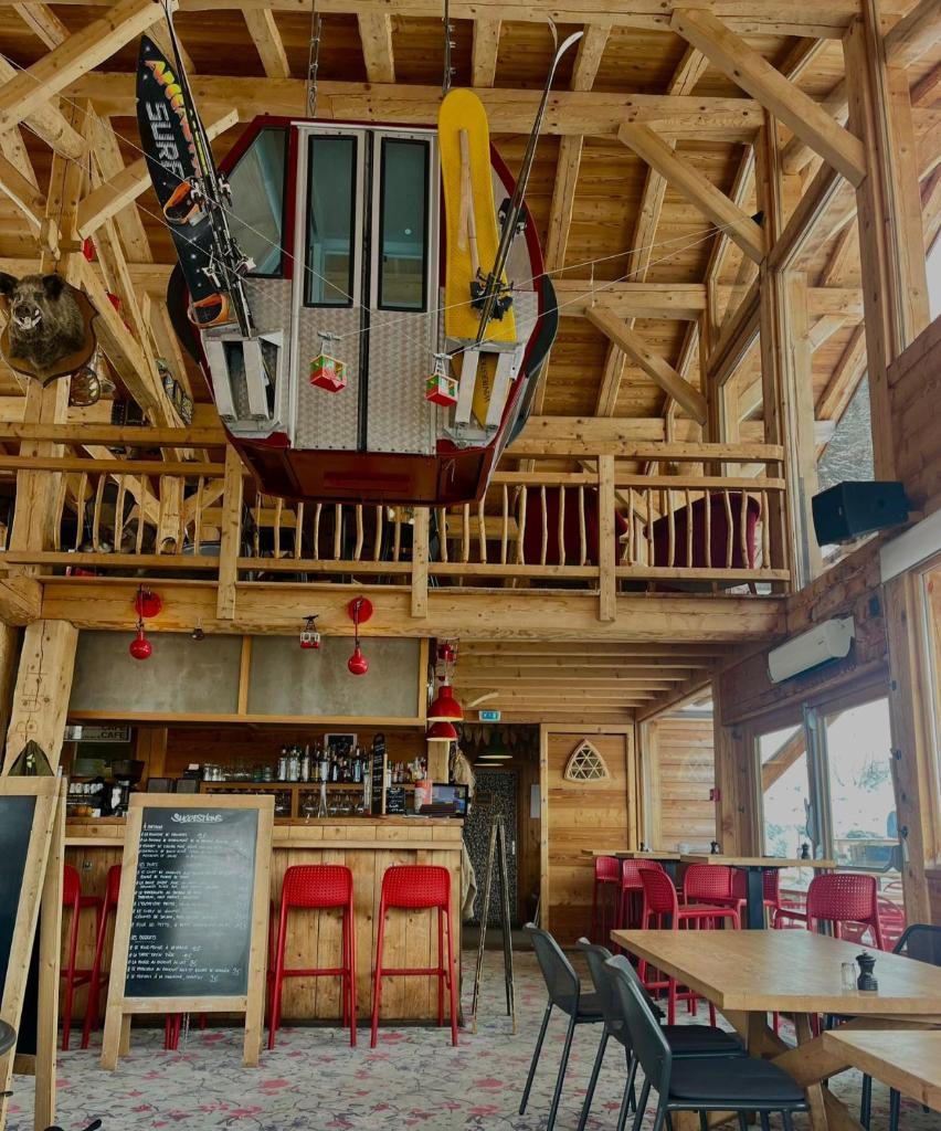 un train suspendu au plafond d'un restaurant dans l'établissement Arcs 1950 Appartement Luxe type chalet 5 à 7 personnes Vue imprenable sur le Montblanc skis aux pieds, à Arc 1950
