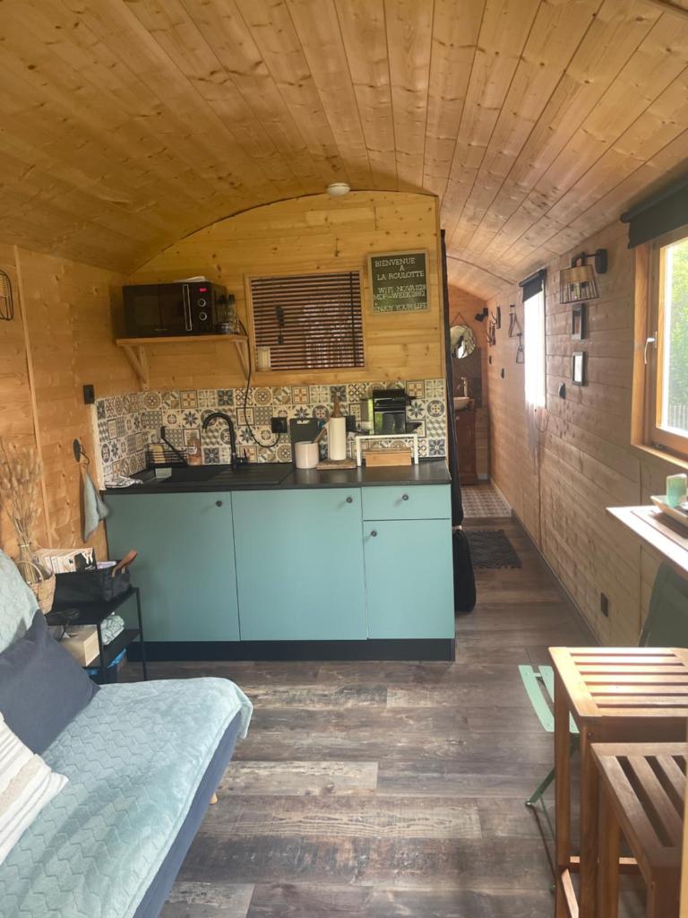 - une petite cuisine dans une petite maison dans l'établissement Roulotte , hébergement atypique, à Solliès-Pont