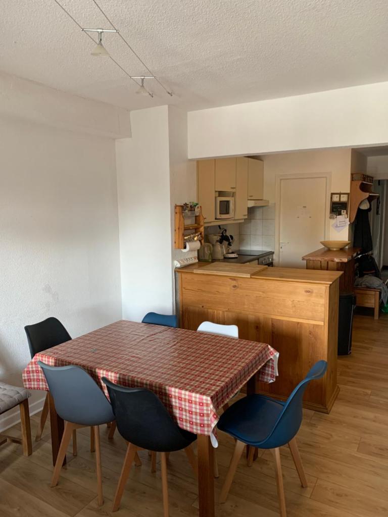 une cuisine et une salle à manger avec une table et des chaises dans l'établissement Prazdelys, à Praz de Lys - Sommand