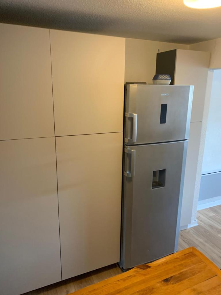 un réfrigérateur dans une cuisine à côté de quelques armoires dans l'établissement Prazdelys, à Praz de Lys - Sommand