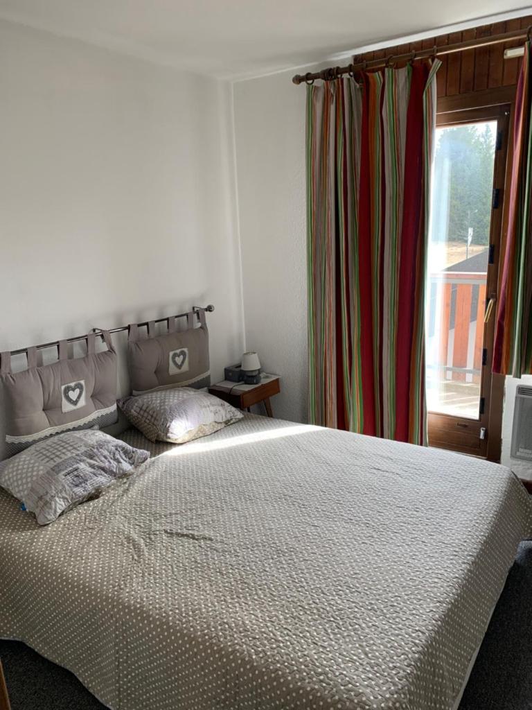une chambre avec un grand lit et une fenêtre dans l'établissement Prazdelys, à Praz de Lys - Sommand