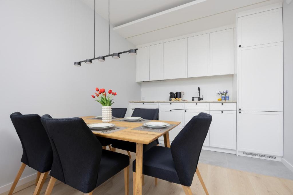Stacja Wola Nowoczesny Apartament z Balkonem i Parkingiem Warszawa by Noclegi Renters 3