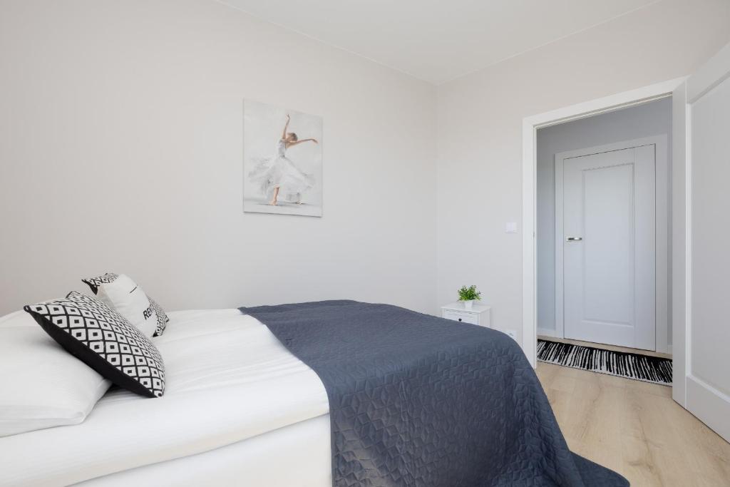 Stacja Wola Nowoczesny Apartament z Balkonem i Parkingiem Warszawa by Noclegi Renters 7