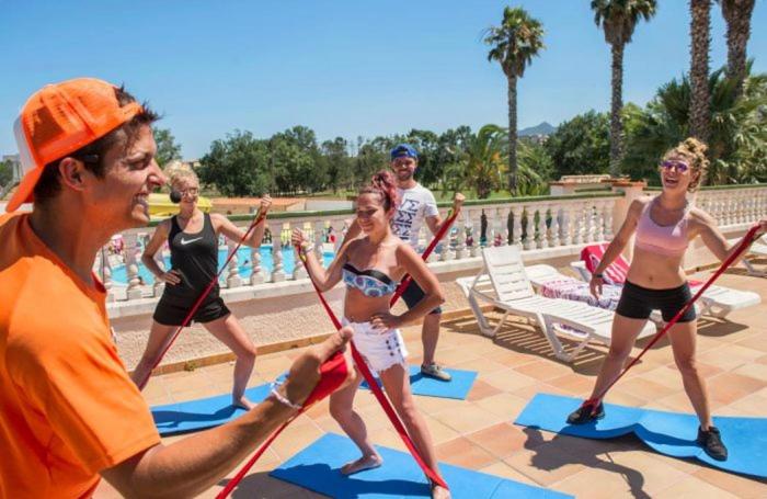 - un groupe de personnes faisant du yoga au bord de la piscine dans l'établissement Chez Cédric et Vivi mobil home 6 pers, à Argelès-sur-Mer