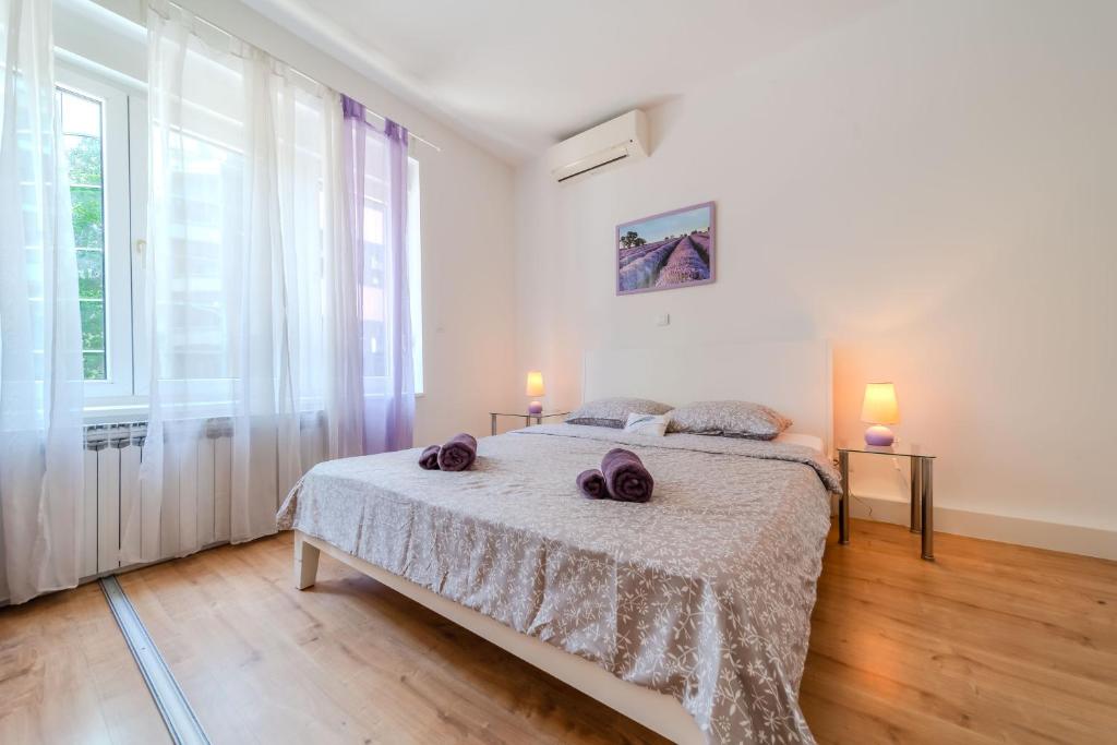 Lavanda Apartment With Terrace - Happy Rentals 2