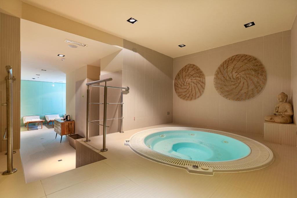 - une grande salle de bains avec une grande baignoire au milieu dans l'établissement Grand Hotel Mediterranee, à Alassio