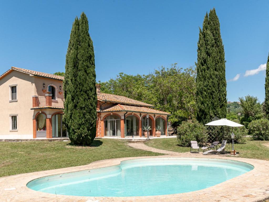 un domaine avec une piscine devant une maison dans l'établissement Villa Le Cascate by Interhome, à Saturnia
