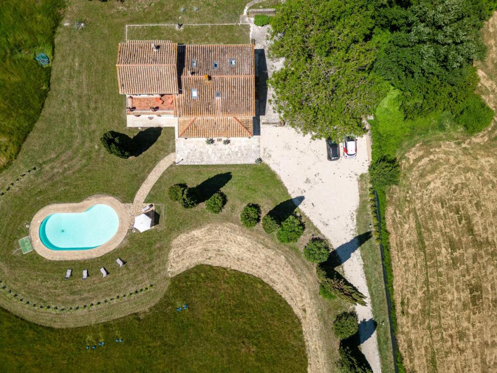 une vue aérienne d'une maison avec piscine dans l'établissement Villa Le Cascate by Interhome, à Saturnia