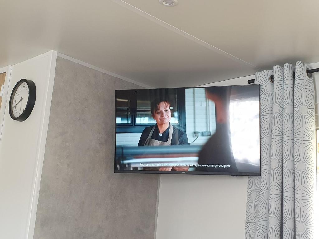 Photo de la galerie de l'établissement MH 6-8p - tt équipé - WIFI inclus - camping 4e bord de lac, à Gastes