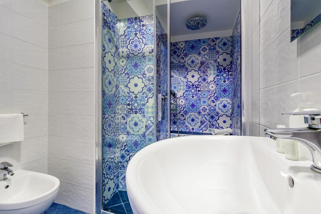 une salle de bain avec une baignoire, des toilettes et un lavabo dans l'établissement Belmare Residence on the beach, à Nerano