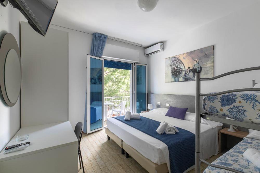 une chambre d'hôtel avec un lit et un balcon dans l'établissement Hotel Danieli, à Lido di Jesolo