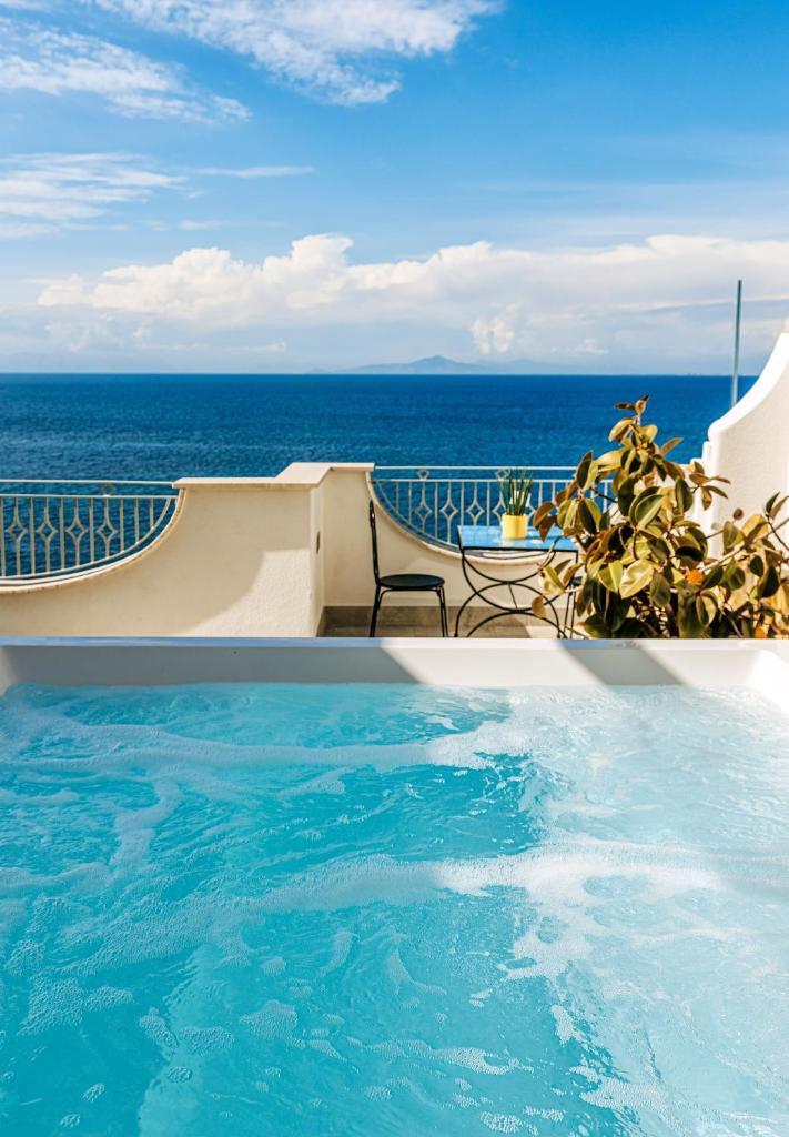 - une vue sur l'océan depuis la piscine dans l'établissement Hotel La Madonnina, à Ischia