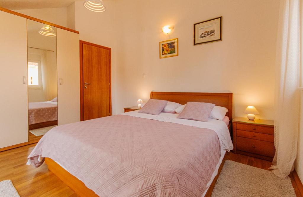 Spacious sea view apartment near Marjan & Beach 2