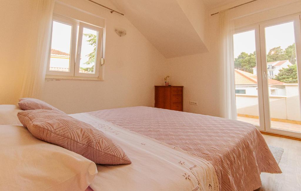 Spacious sea view apartment near Marjan & Beach 7