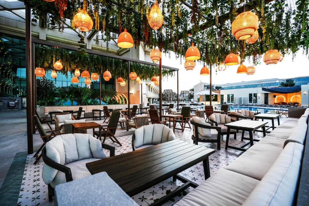 Mövenpick Grand Al Bustan Image