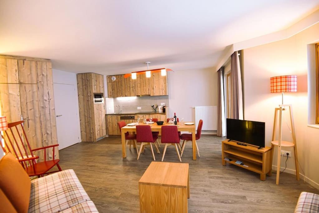 un salon avec une table et une cuisine dans l'établissement Twin Peaks Lodge - Avoriaz, à Avoriaz