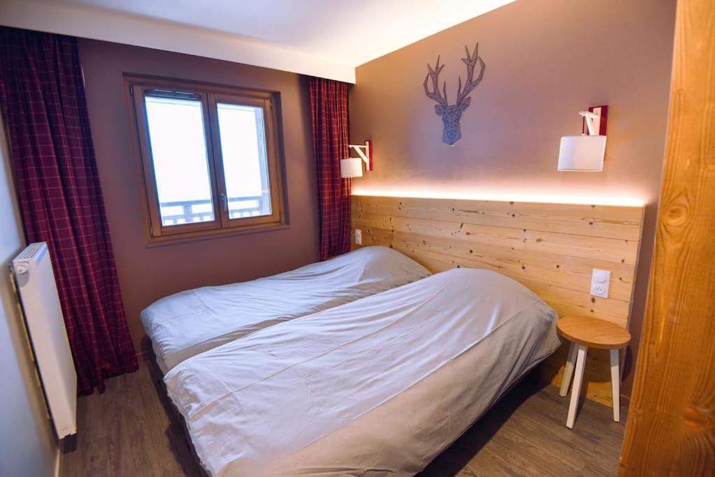 une petite chambre avec un lit et une fenêtre dans l'établissement Twin Peaks Lodge - Avoriaz, à Avoriaz
