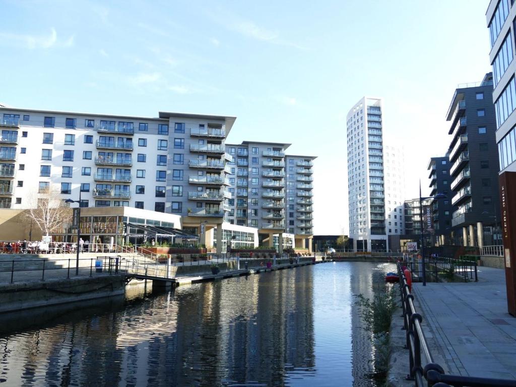 Stunning City Centre Water VIews 2 Bed 2 Bath FREE PARKING 6