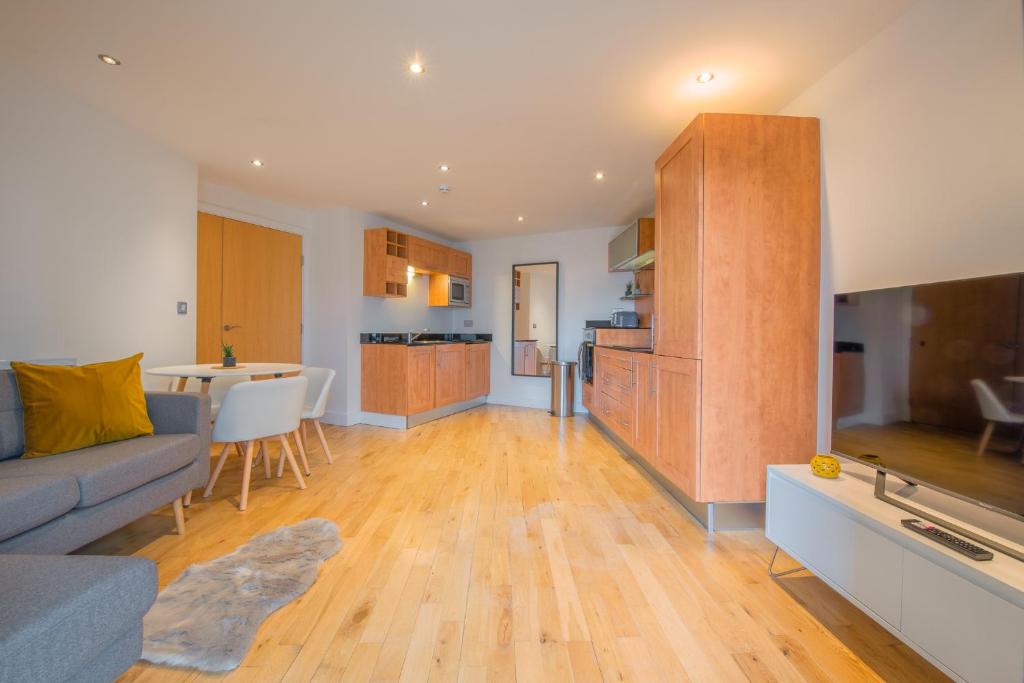 Stunning City Centre Water VIews 2 Bed 2 Bath FREE PARKING 4