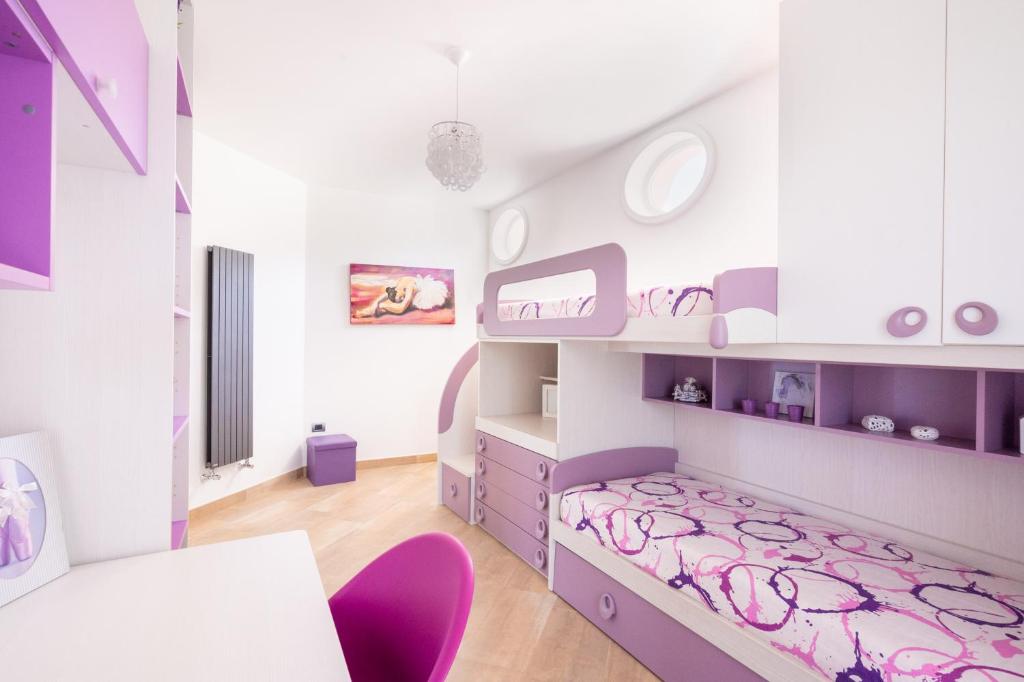- une chambre pour enfants avec des meubles roses et violets dans l'établissement Villa Serandra Luxury, à Giffoni Valle Piana