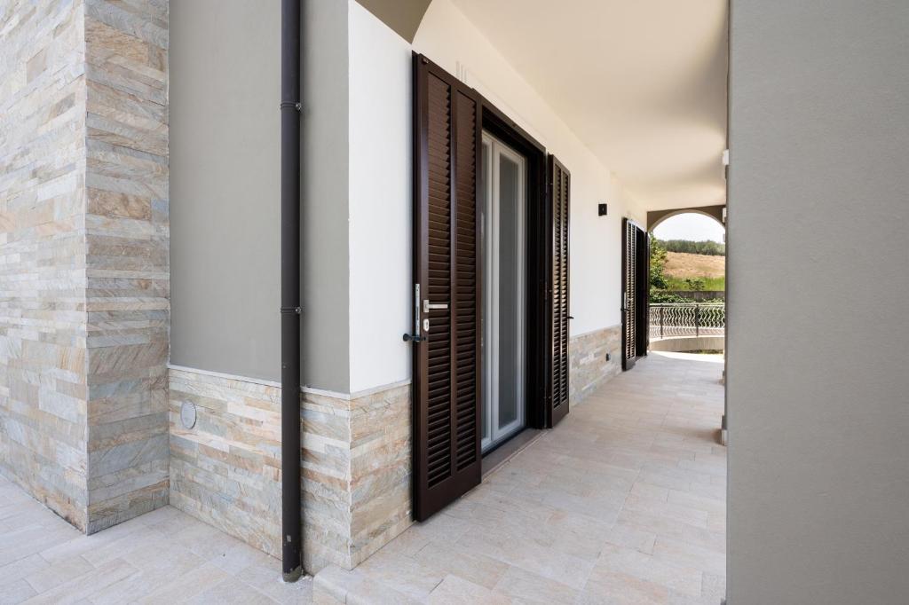 un couloir d'une maison avec une porte et une passerelle dans l'établissement Villa Serandra Luxury, à Giffoni Valle Piana 116 autres photos