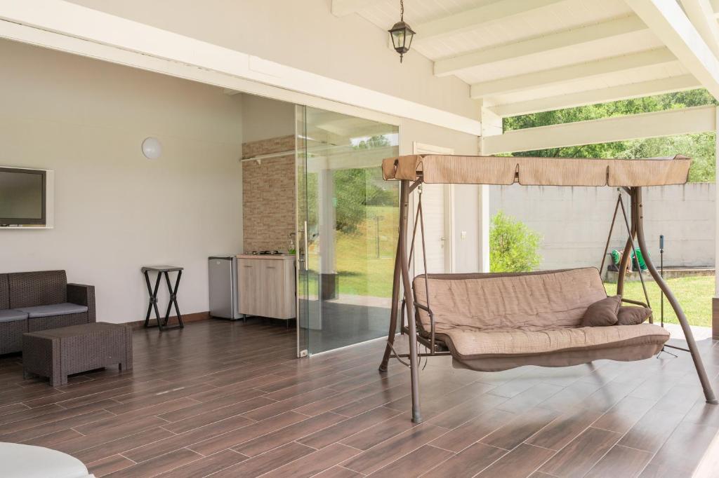 - une balançoire dans le salon dans l'établissement Villa Serandra Luxury, à Giffoni Valle Piana