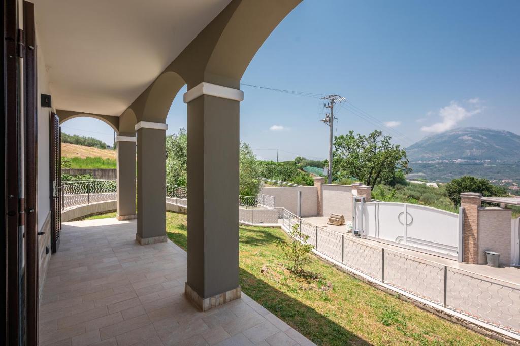 une vue depuis le balcon d'une maison dans l'établissement Villa Serandra Luxury, à Giffoni Valle Piana