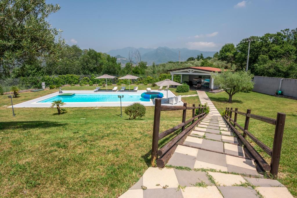 une cour avec une piscine et une clôture dans l'établissement Villa Serandra Luxury, à Giffoni Valle Piana