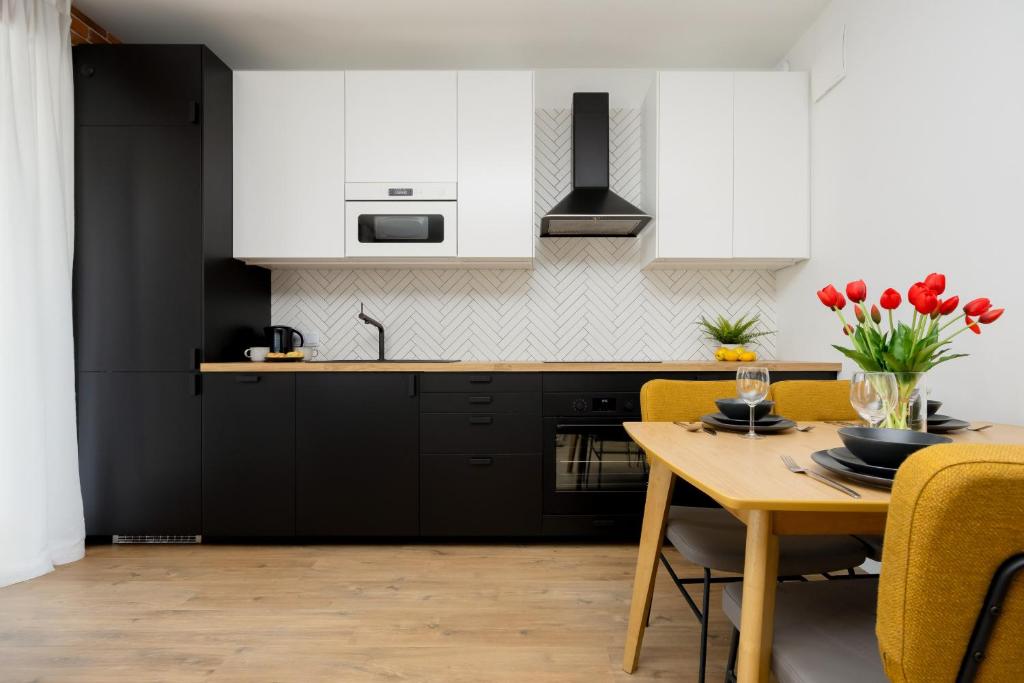 Komfortowy Apartament dla 4 osób z Parkingiem by Noclegi Renters 3