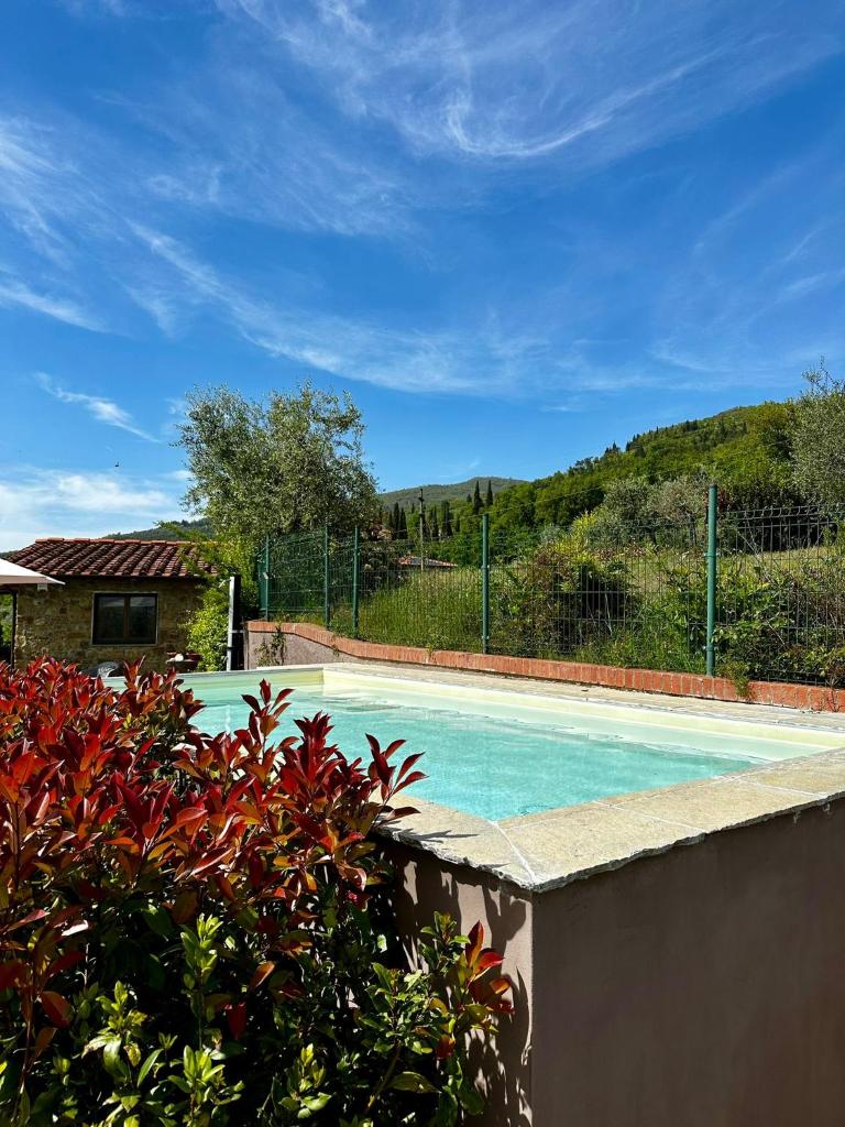 une piscine dans une cour clôturée dans l'établissement Il Villino del Daino - Toscana, à Loro Ciuffenna