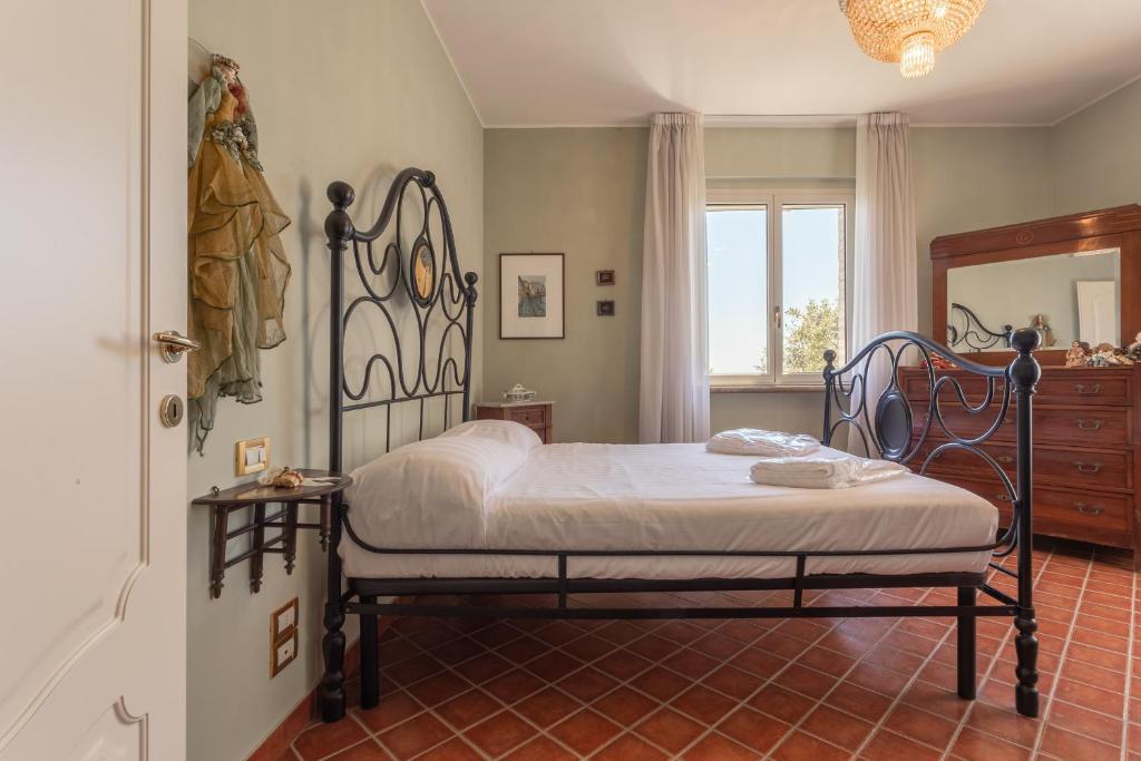 une chambre avec un lit et un miroir dans l'établissement La Betulla - Ocean-Mountain View LUX, à Montone