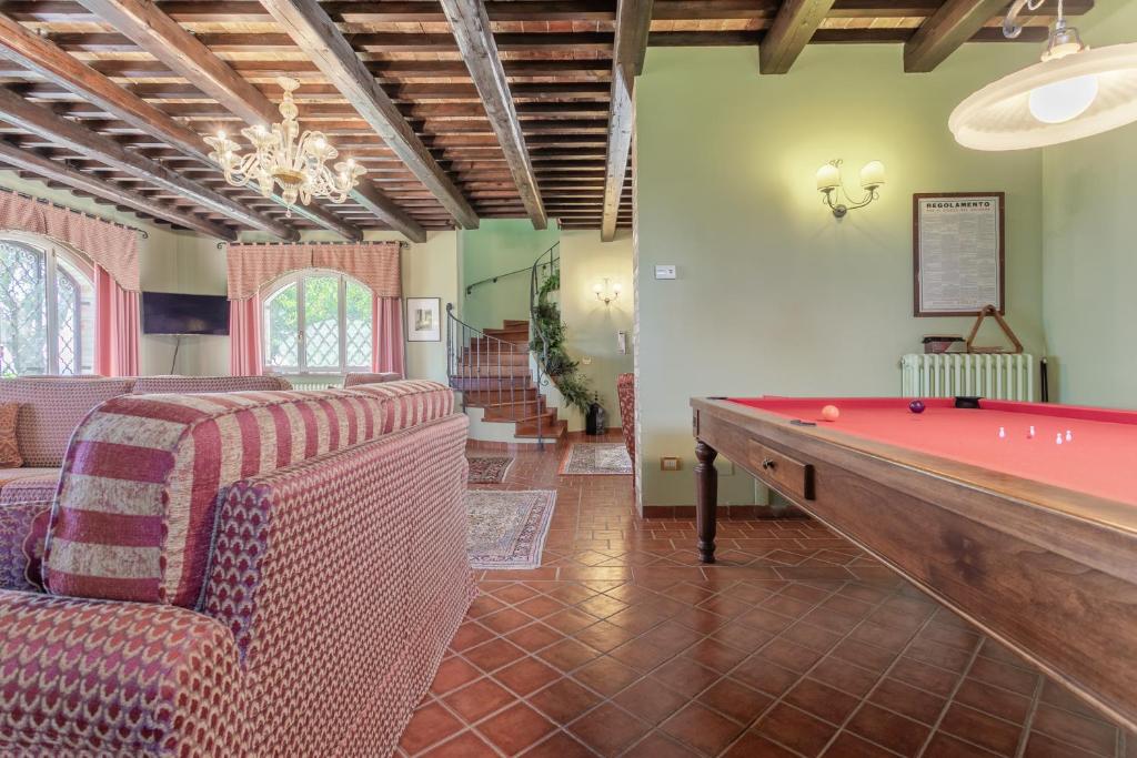 - une salle de billard avec un billard dans l'établissement La Betulla - Ocean-Mountain View LUX, à Montone