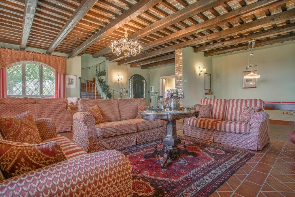 un salon avec des canapés et une table dans l'établissement La Betulla - Ocean-Mountain View LUX, à Montone