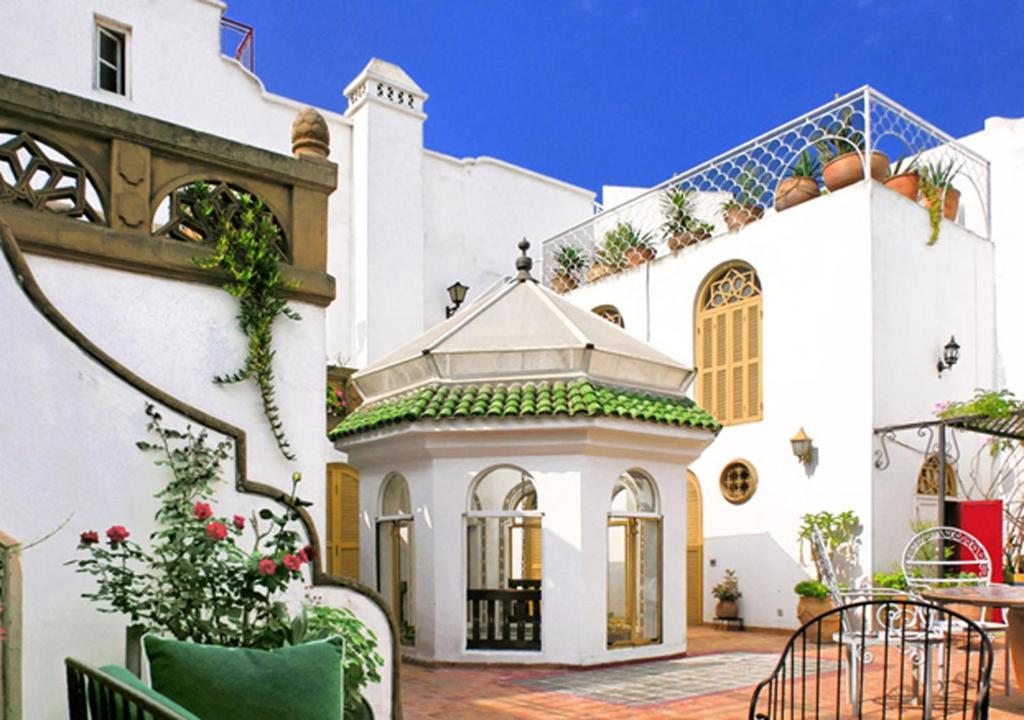 Elle offre une vue sur l'extérieur d'une maison blanche dotée d'une terrasse. dans l'établissement Dar El Mouhit, à Sale