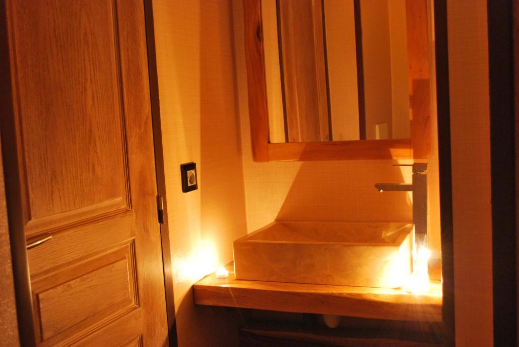 une porte de salle de bain avec des lumières à côté d'une armoire dans l'établissement Cerza Safari Lodge, à Hermival-les-Vaux
